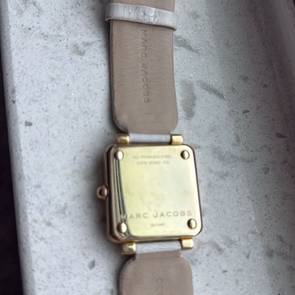 Marc Jacobs MJ1440 Vic Black Dial White Leather Strap Women's Watch - Picture 3 of 6